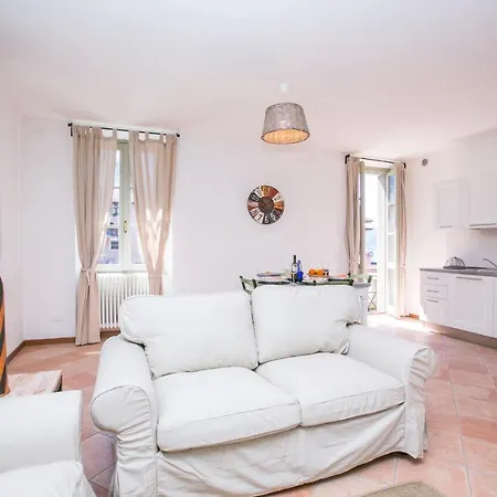 Sleeps 4 Appartamento Varenna